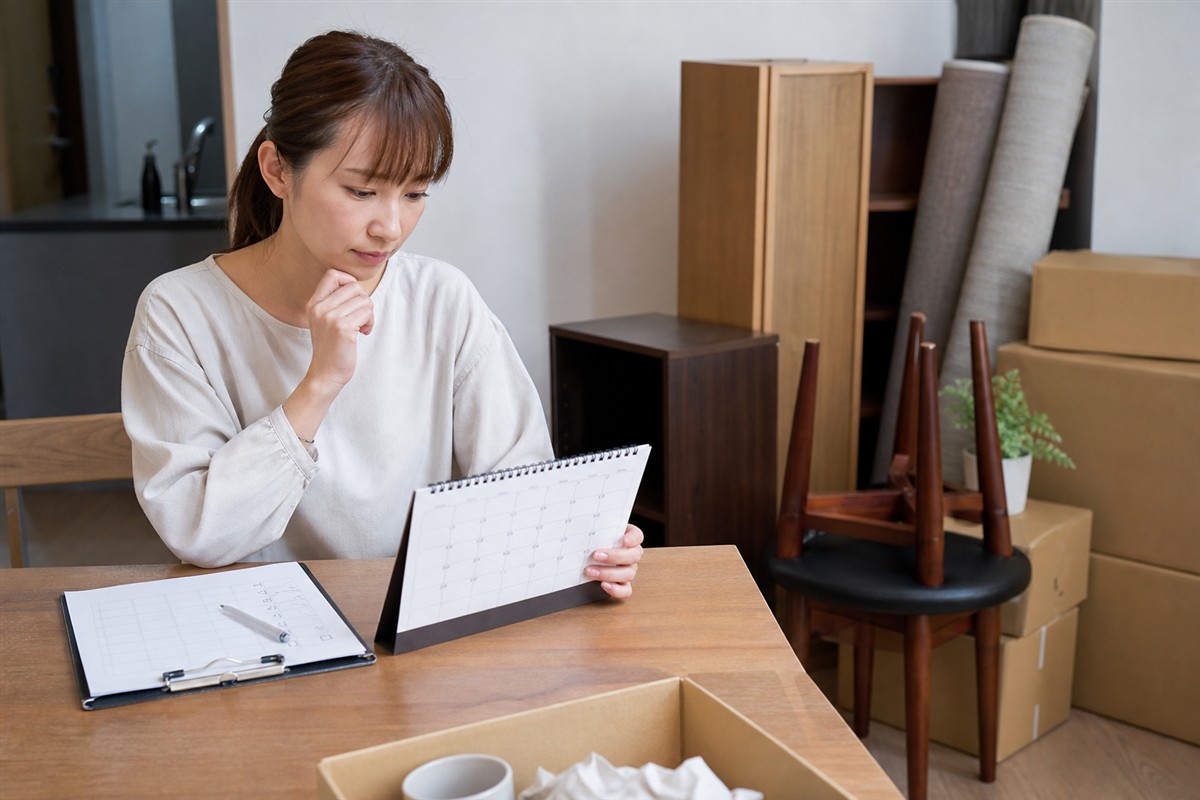 退去日から不用品の処分方法を考える日本人女性