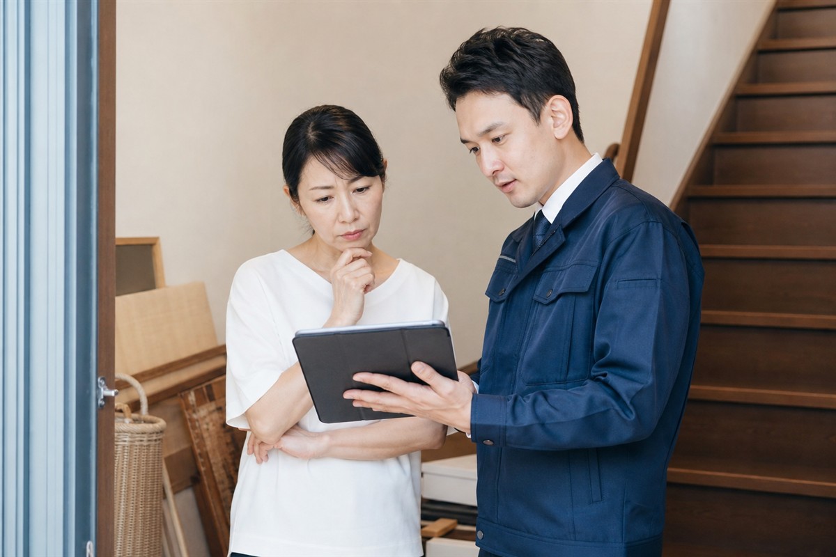 不用品回収の見積りと搬出条件を確認する日本人利用者