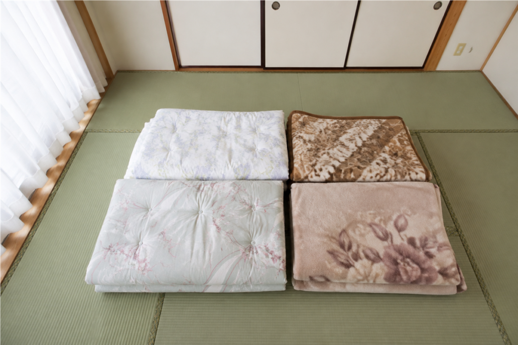 畳の上に布団2枚と毛布2枚を並べた合計4枚の例