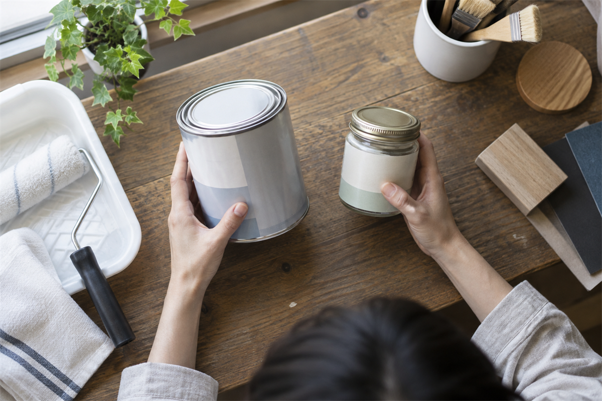 容器を開けずに塗料缶と薬品びんの外側を確認する様子